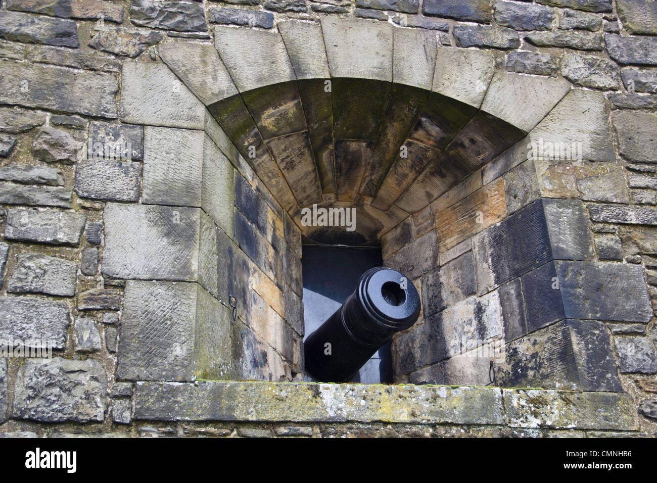 Un cannone sporgente dal Castello di Edimburgo. Queste sono state le posizioni difensive, anche se ora questi cannoni sono visualizza turistica Foto Stock