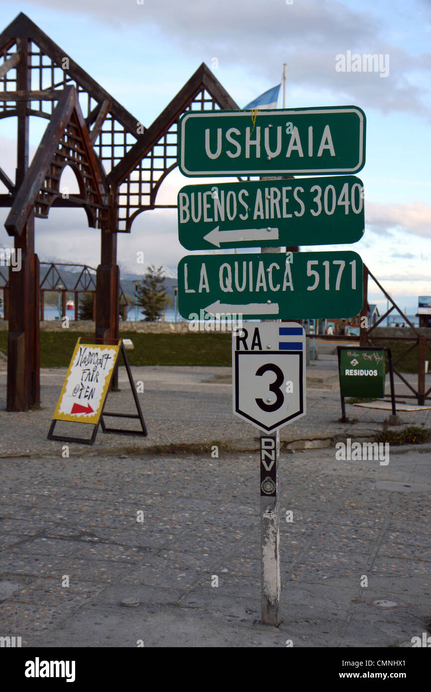 Segno con distanze diverse città in Ushuaia, Argentina Foto Stock