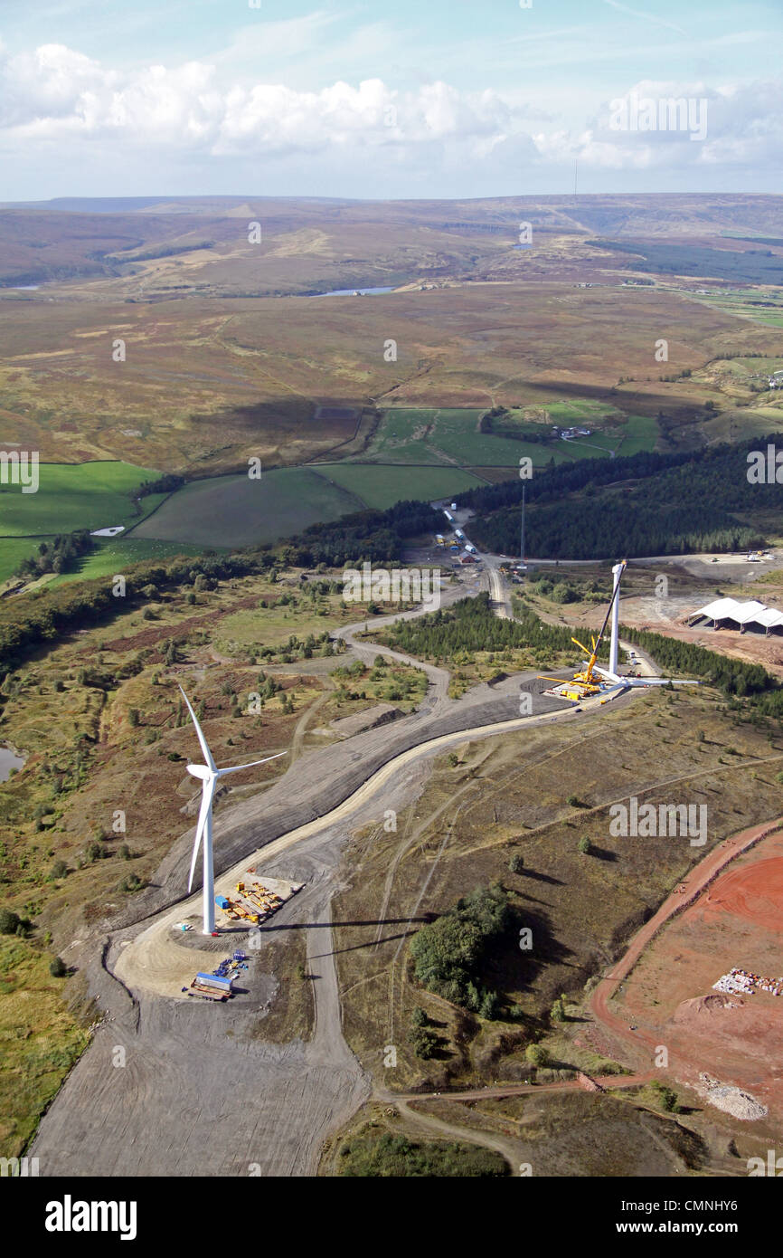 Veduta aerea di due turbine eoliche in costruzione sulle Pennine Foto Stock