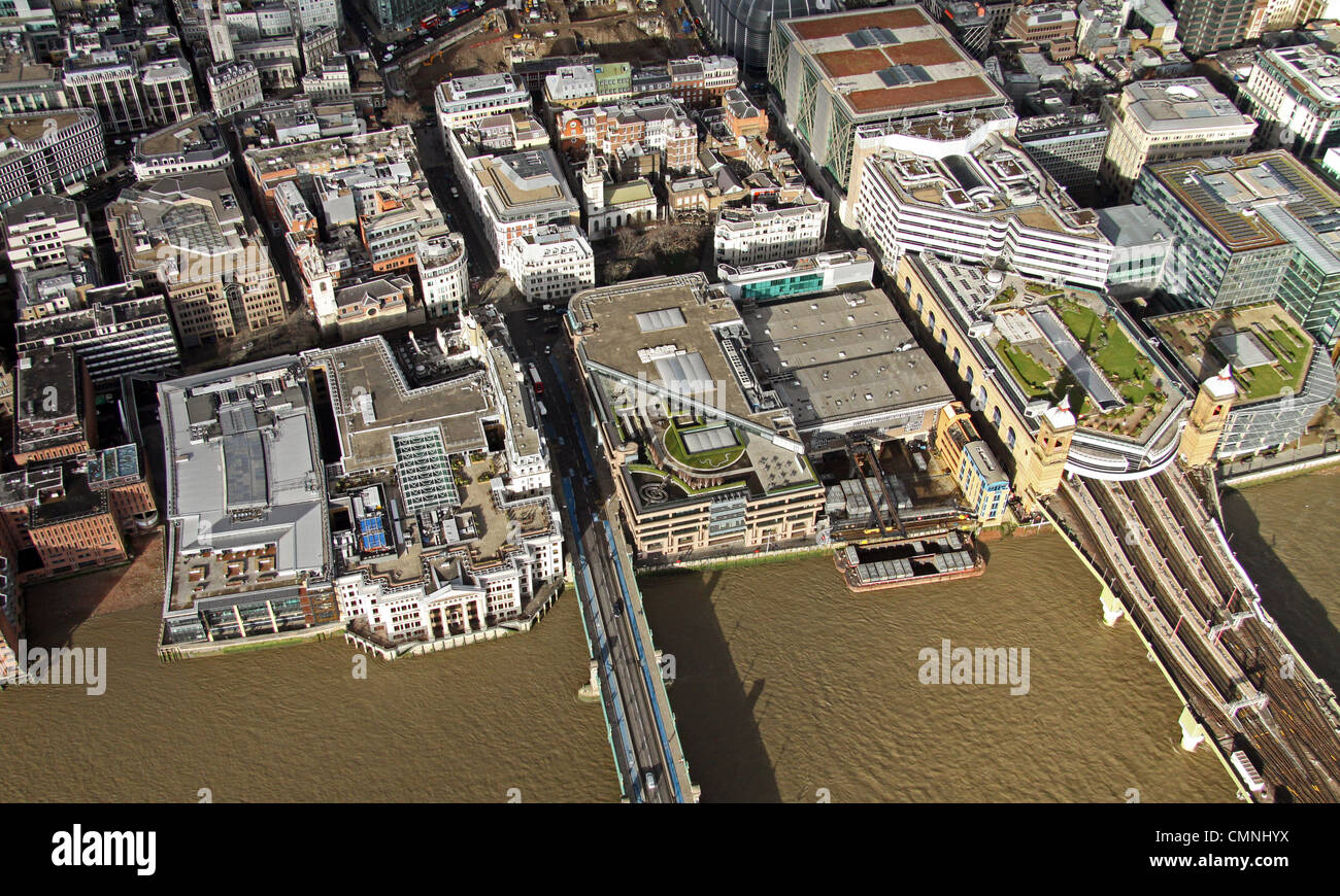 Vista aerea di Southwark Bridge & Cannon Street Station, Upper Thames Street, London EC3 Foto Stock