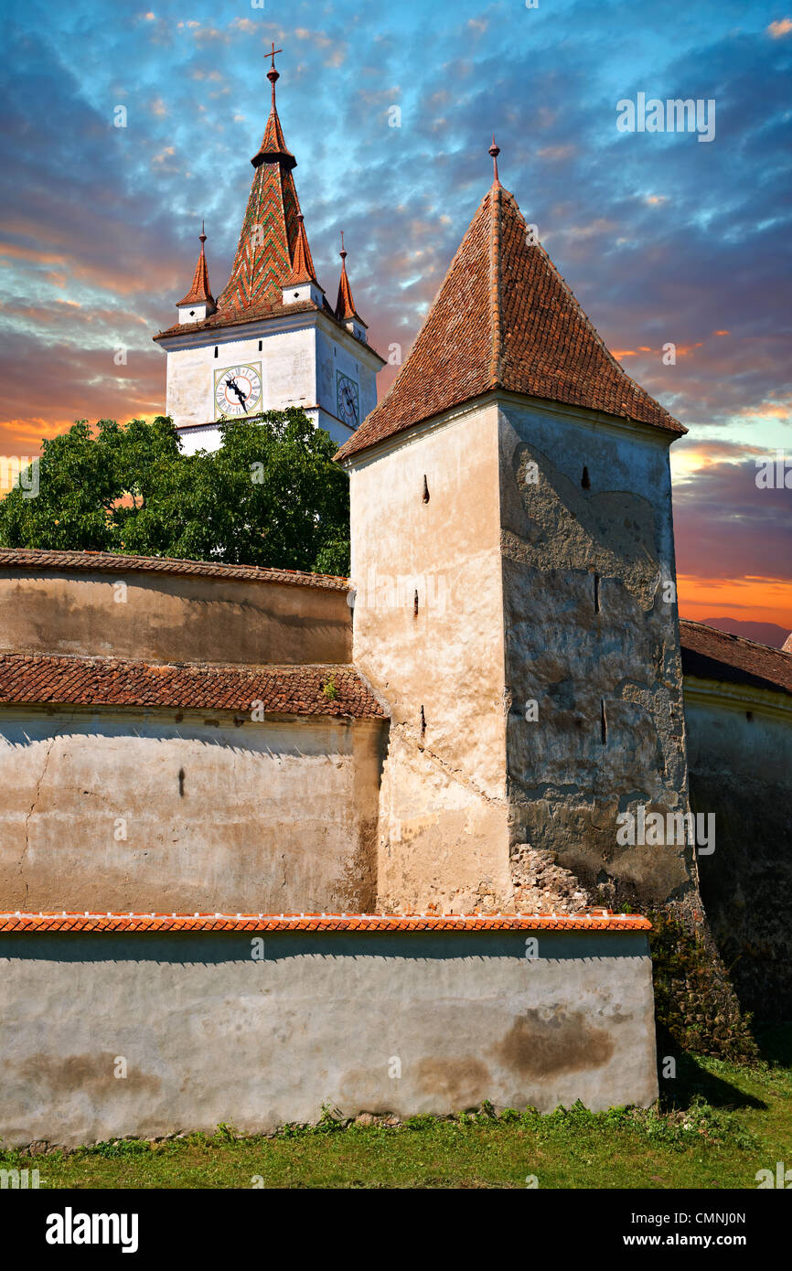 La fortificata medievale chiesa sassone di Harman. Braşov, Transilvania. UNESCO - Sito Patrimonio dell'umanità. Foto Stock