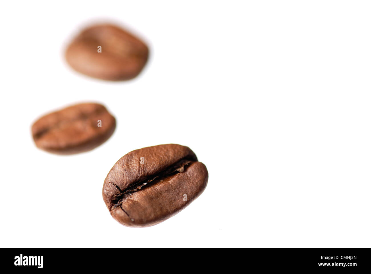 Studio shot arabica coffee beans isolato. Foto Stock