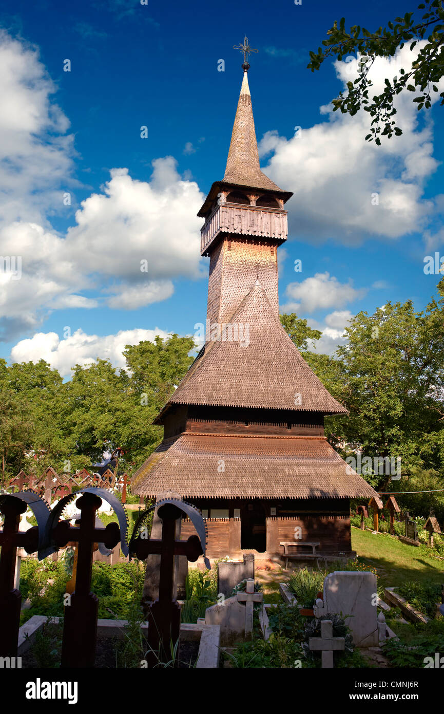 Chiesa in legno della chiesa ortodossa sulla collina, Maramures, nel nord della Transilvania, Romania, Patrimonio Mondiale dell UNESCO Foto Stock