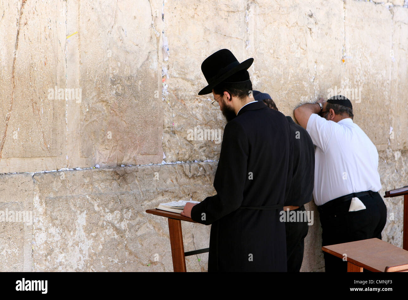 Gli ebrei ortodossi pregano presso il Muro del Pianto anche chiamato il Muro Occidentale di Gerusalemme, Israele. Foto Stock