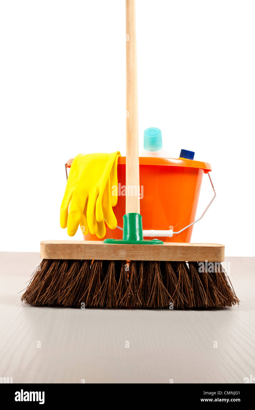 I materiali per la pulizia. Scopa, cucchiaio, guanti per i lavori domestici e di altri prodotti di pulizia per pulire il pavimento Foto Stock