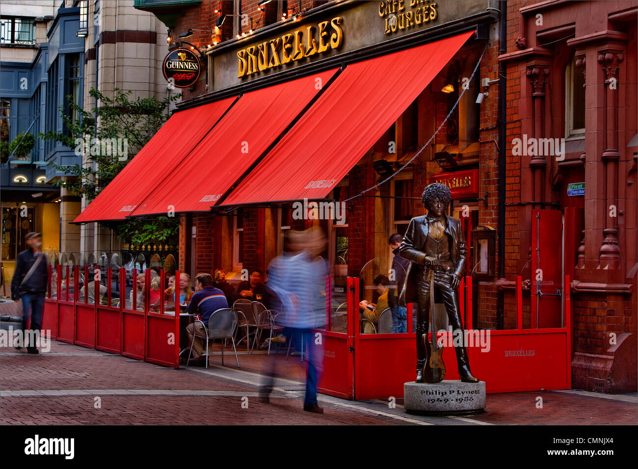 Bruxelles, bar di Dublino. Statua in onore dei Thin Lizzy fondatore rock star Phil Lynott Foto Stock