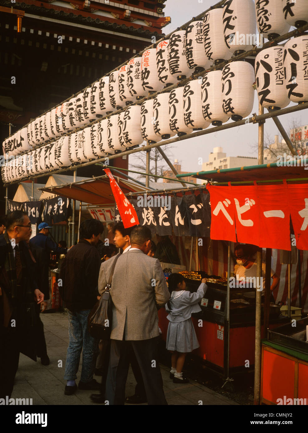Giappone Tokyo Tempio di Asakusa Kannon Nakamisi-Dori street Snack fornitori sui lati Foto Stock