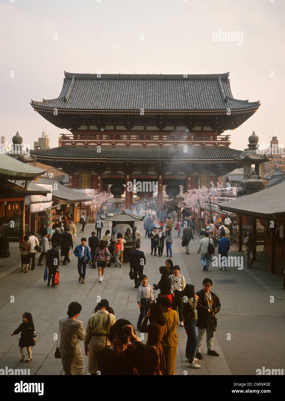 Giappone Tokyo Tempio di Asakusa Kannon Kaminarimon (gate del dio del tuono) Foto Stock