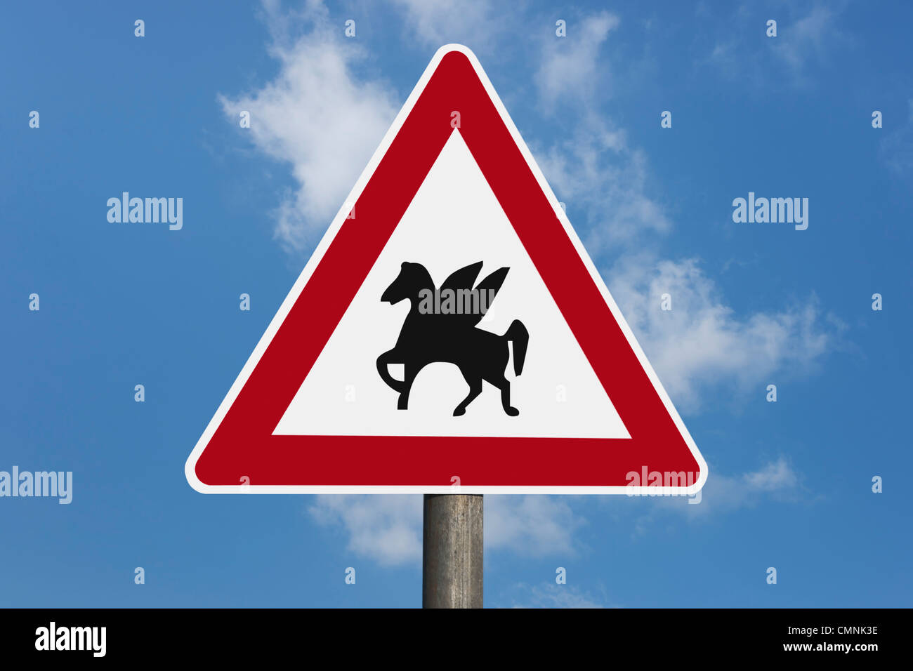 Dettaglio foto di una segnaletica di pericolo con il cavallo alato Pegaso in medio, lo sfondo del cielo. Foto Stock