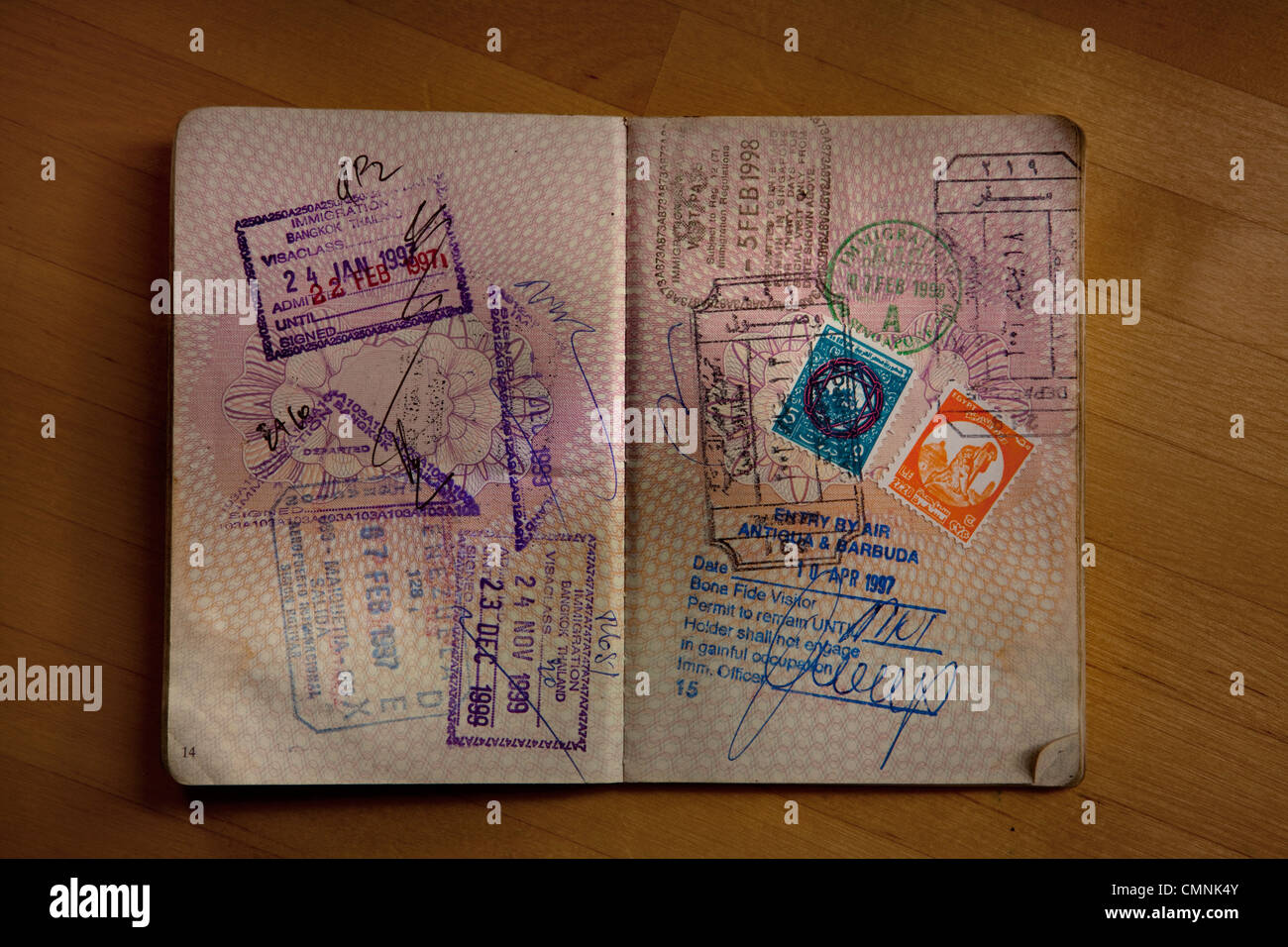 Le pagine del passaporto con francobolli internazionali Foto Stock