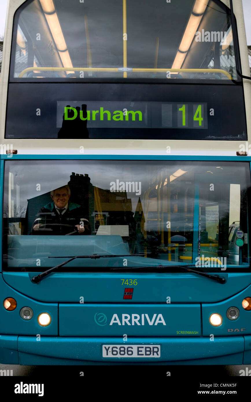 La parte anteriore di un autobus a due piani legato per Durham Foto Stock