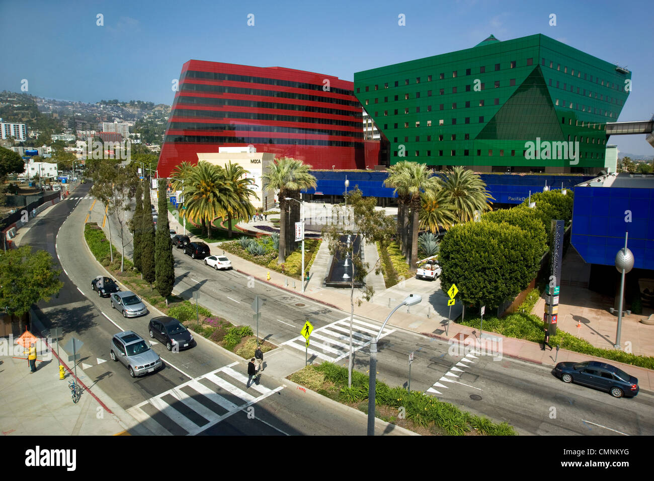 Vista del Pacific Design Center e colline di Hollywood da West Hollywood biblioteca pubblica Foto Stock