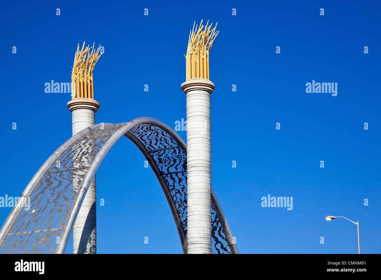 Arco di fiume e la scultura di grano sul Norwood ponte sopra il Fiume Rosso, Winnipeg, Manitoba Foto Stock