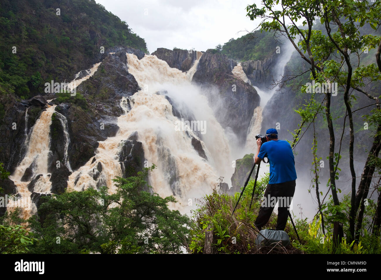 Uomo di fotografare Barron cade durante la stagione delle piogge. Kuranda, Cairns, Queensland, Australia Foto Stock