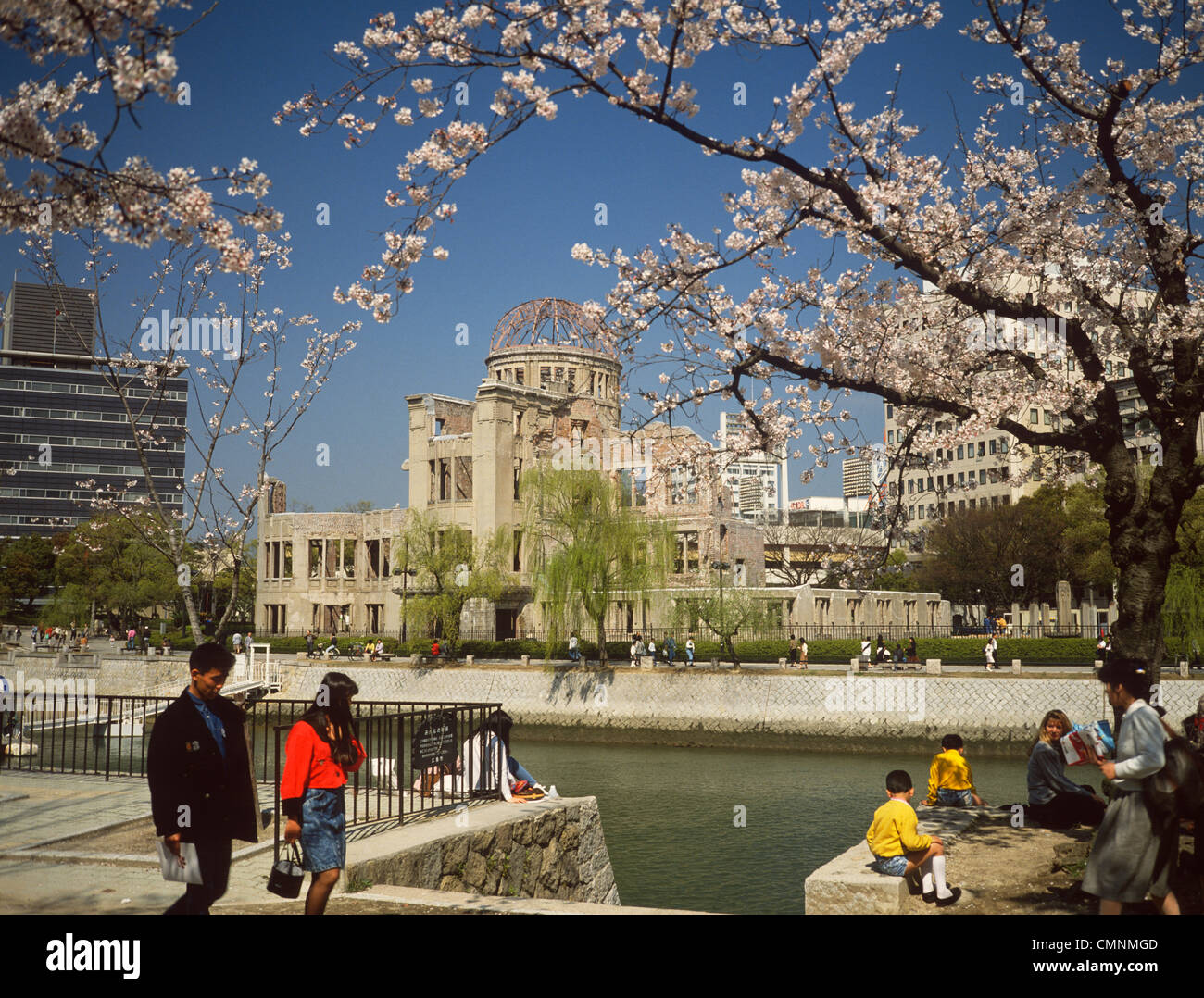 Giappone Pace di Hiroshima Parco Promozione Industriale Hall (A-Bomb Dome) con fiori di ciliegio Foto Stock