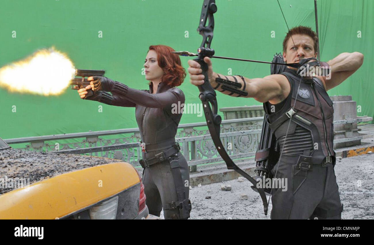 Vendicatori assemblare 2012 Marvel / Paramount film con Scarlett Johansson e Jeremy Renner Foto Stock