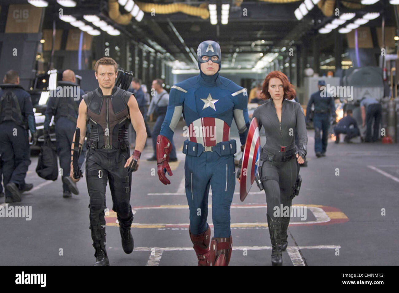 Vendicatori assemblare 2012 Marvel/film di Paramount con da sinistra Jeremy Renner, Chris Evans e Scarlett Johansson Foto Stock