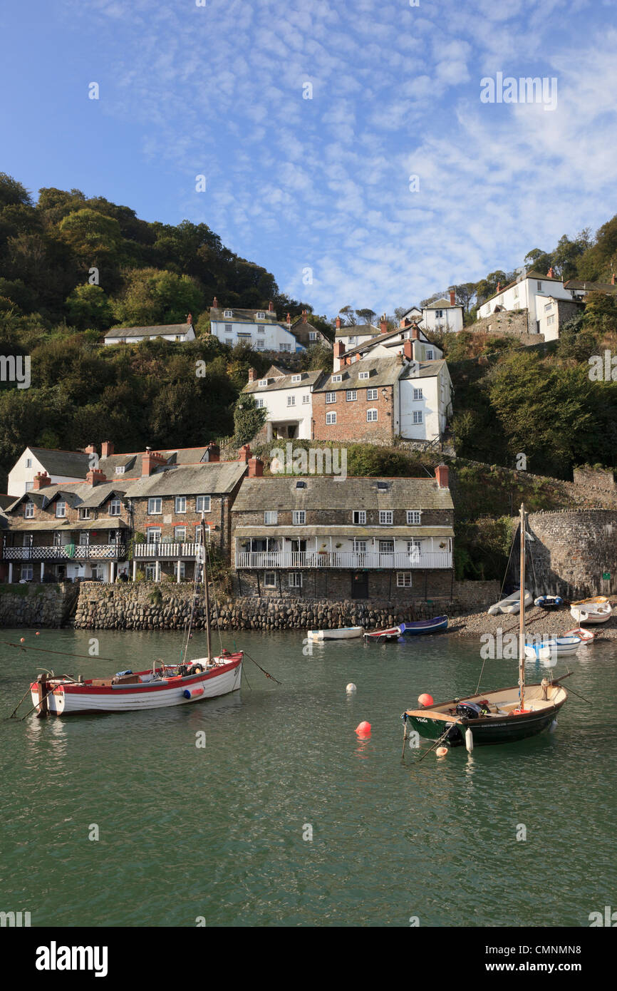 Clovelly, North Devon, Inghilterra, Regno Unito. Vista delle barche nel porto sotto il villaggio su una ripida collina sulla costa Foto Stock