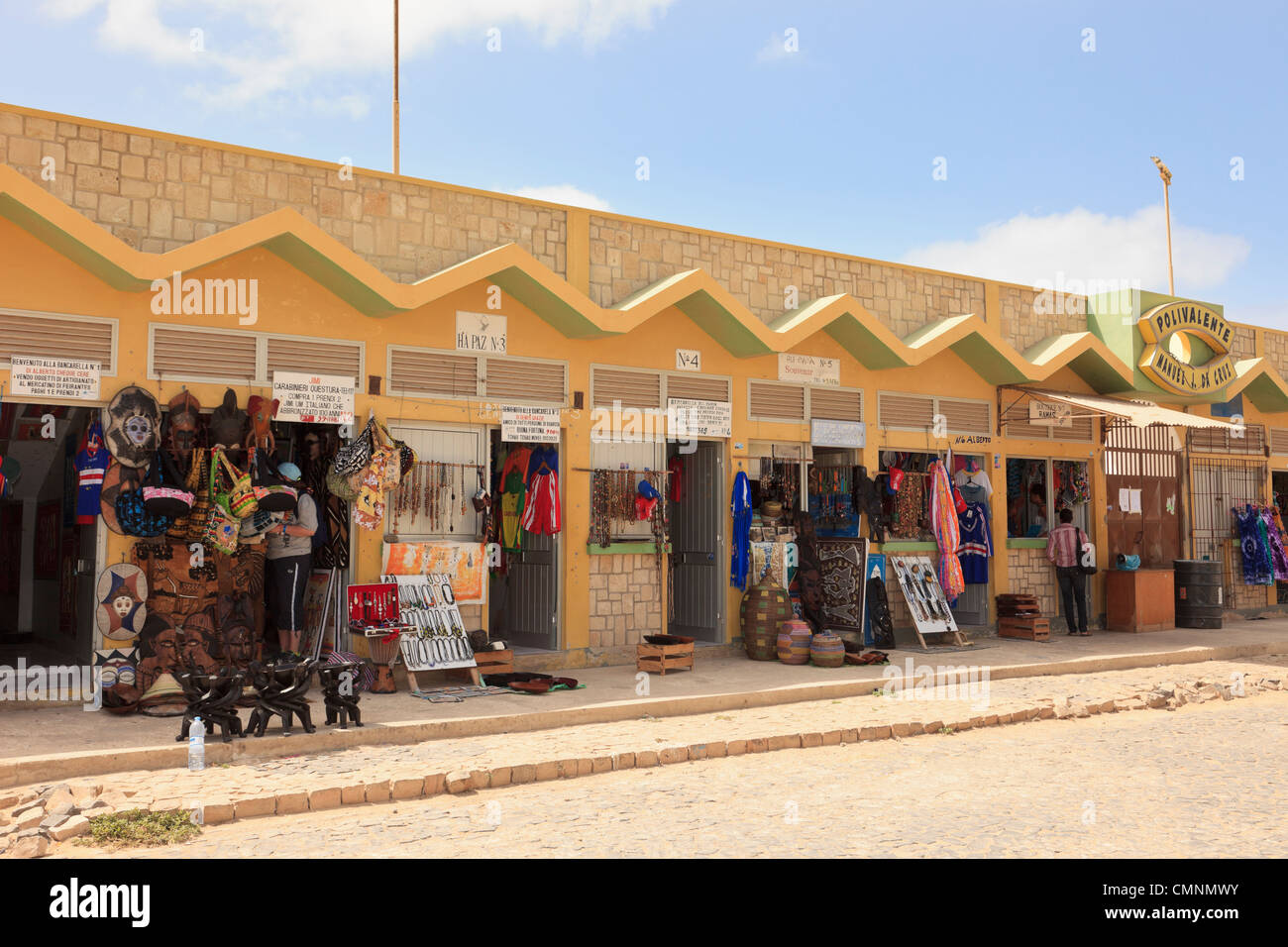 Dono e negozi di souvenir di proprietà di commercianti locali in città. Sal Rei, Boa Vista, Isole di Capo Verde Foto Stock