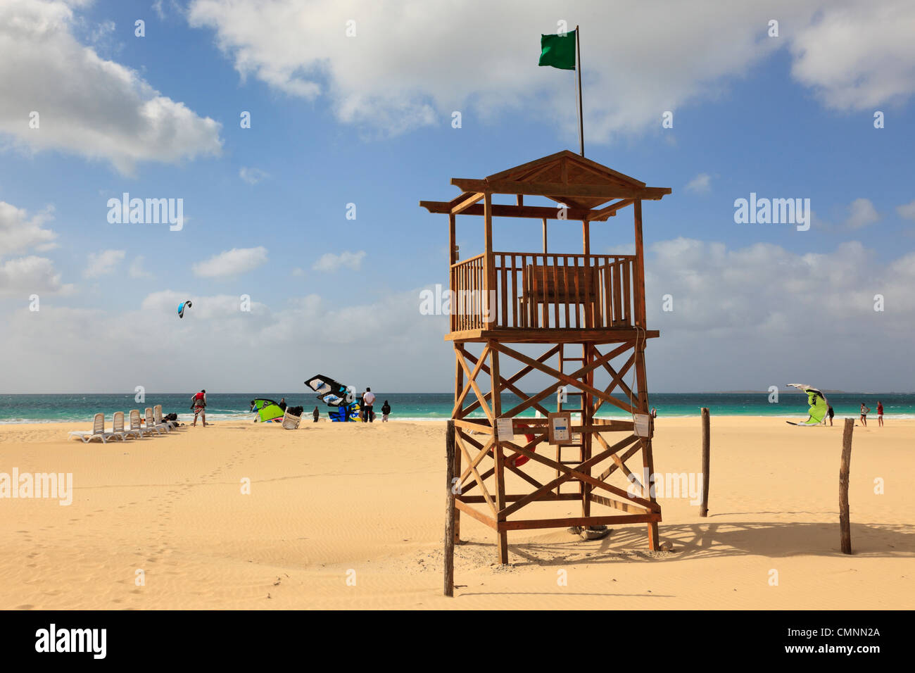 Bandiera verde sulla vedetta di guardia costiera sulla costa atlantica sabbiosa spiaggia di Praia de Chaves Boa Vista Capo Verde Foto Stock