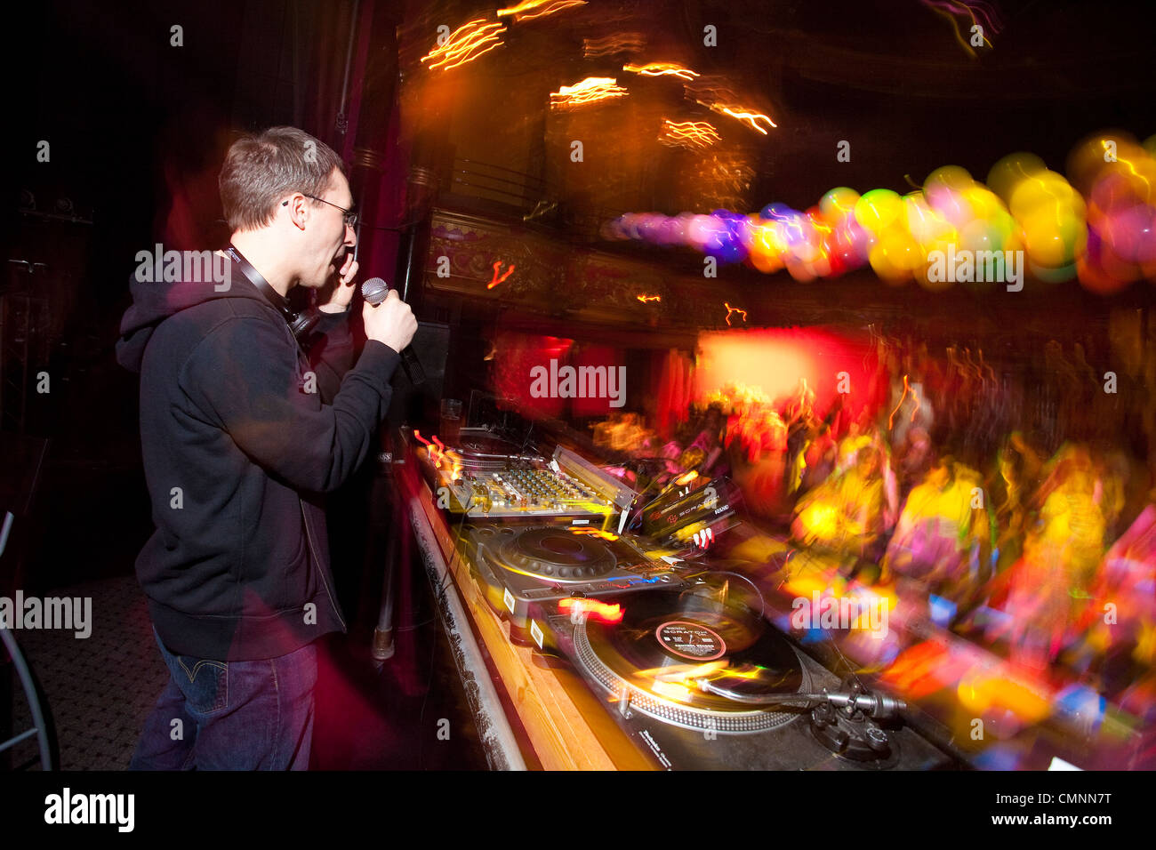 DJ sul banco di miscelazione nightclub, Clapham Grand, London, Regno Unito Foto Stock