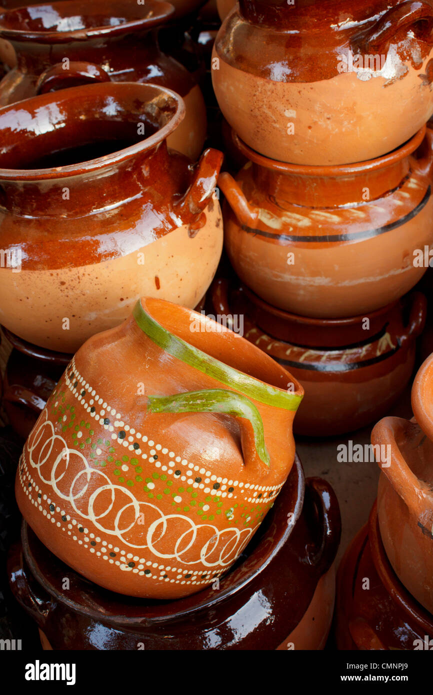 Varietà di manufatti in vasi di argilla al mercato all'aperto in Messico. Foto Stock