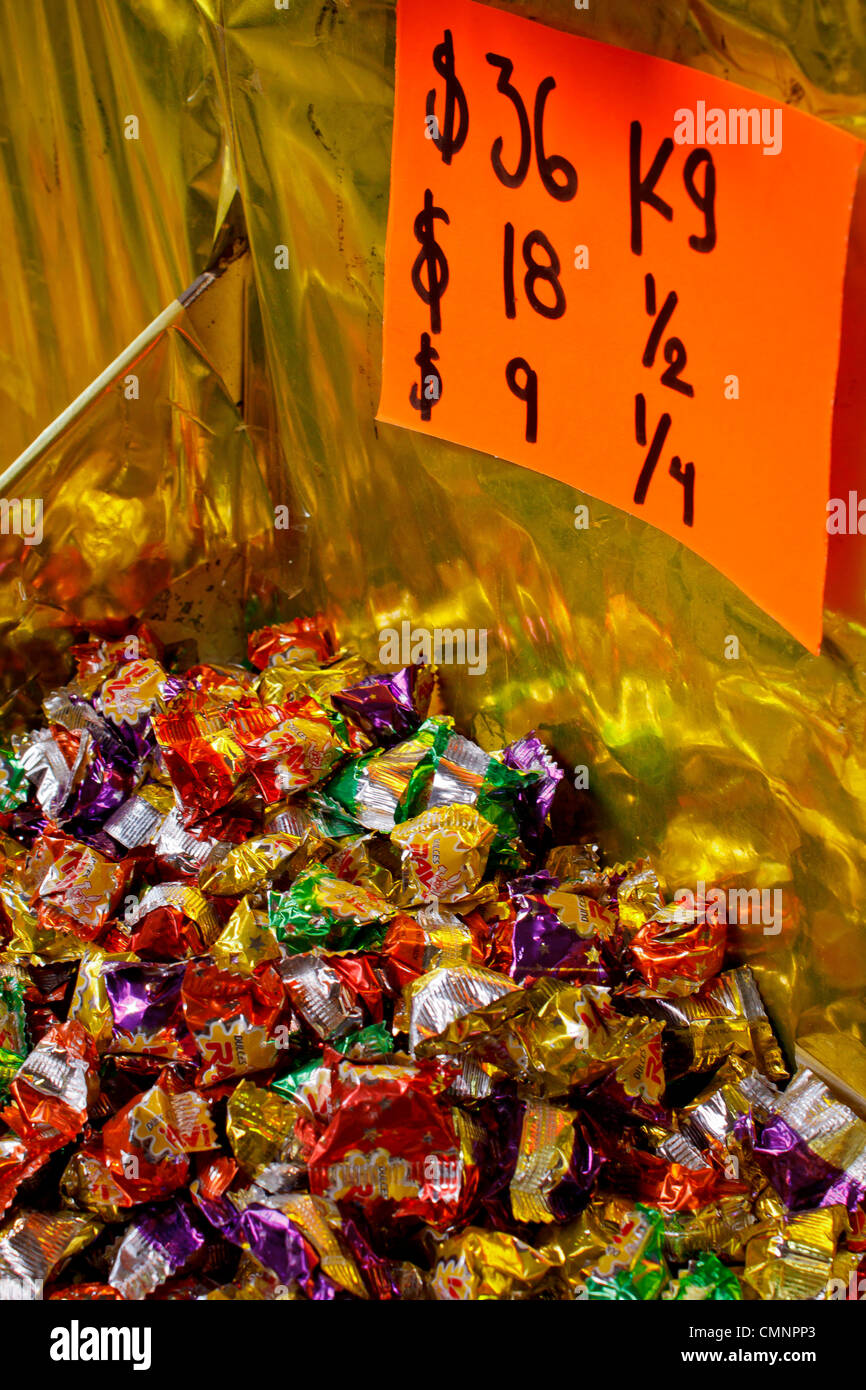 Caramelle colorate per la vendita nel mercato messicano. Foto Stock