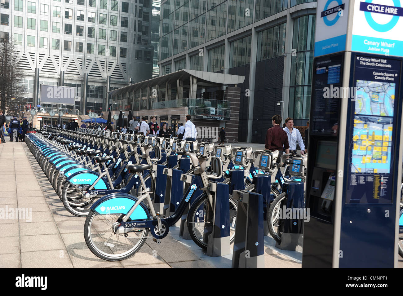 Barclays biciclette a noleggio presso Canary Wharf. Foto Stock