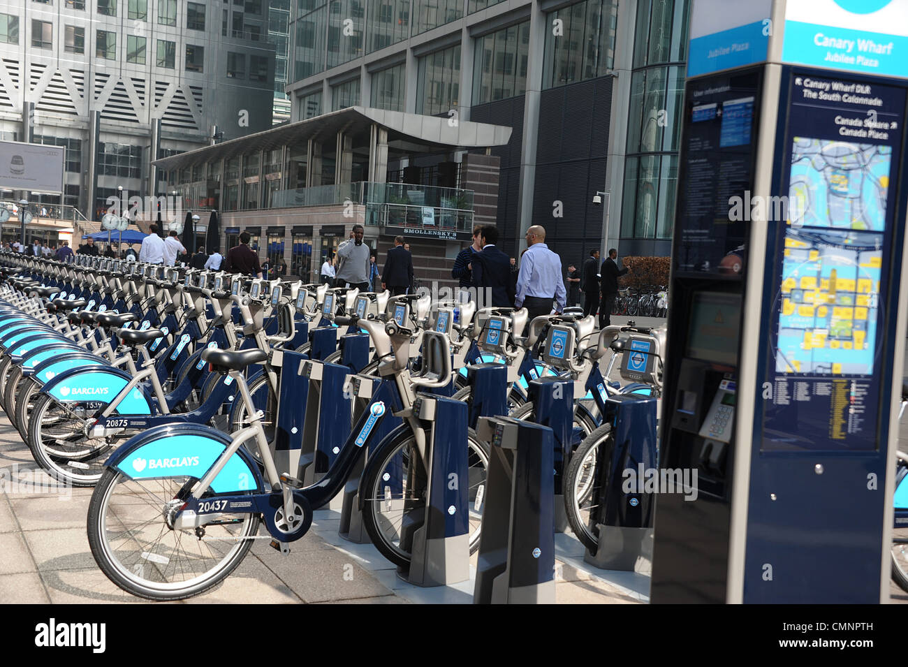 Barclays biciclette a noleggio presso Canary Wharf. Foto Stock