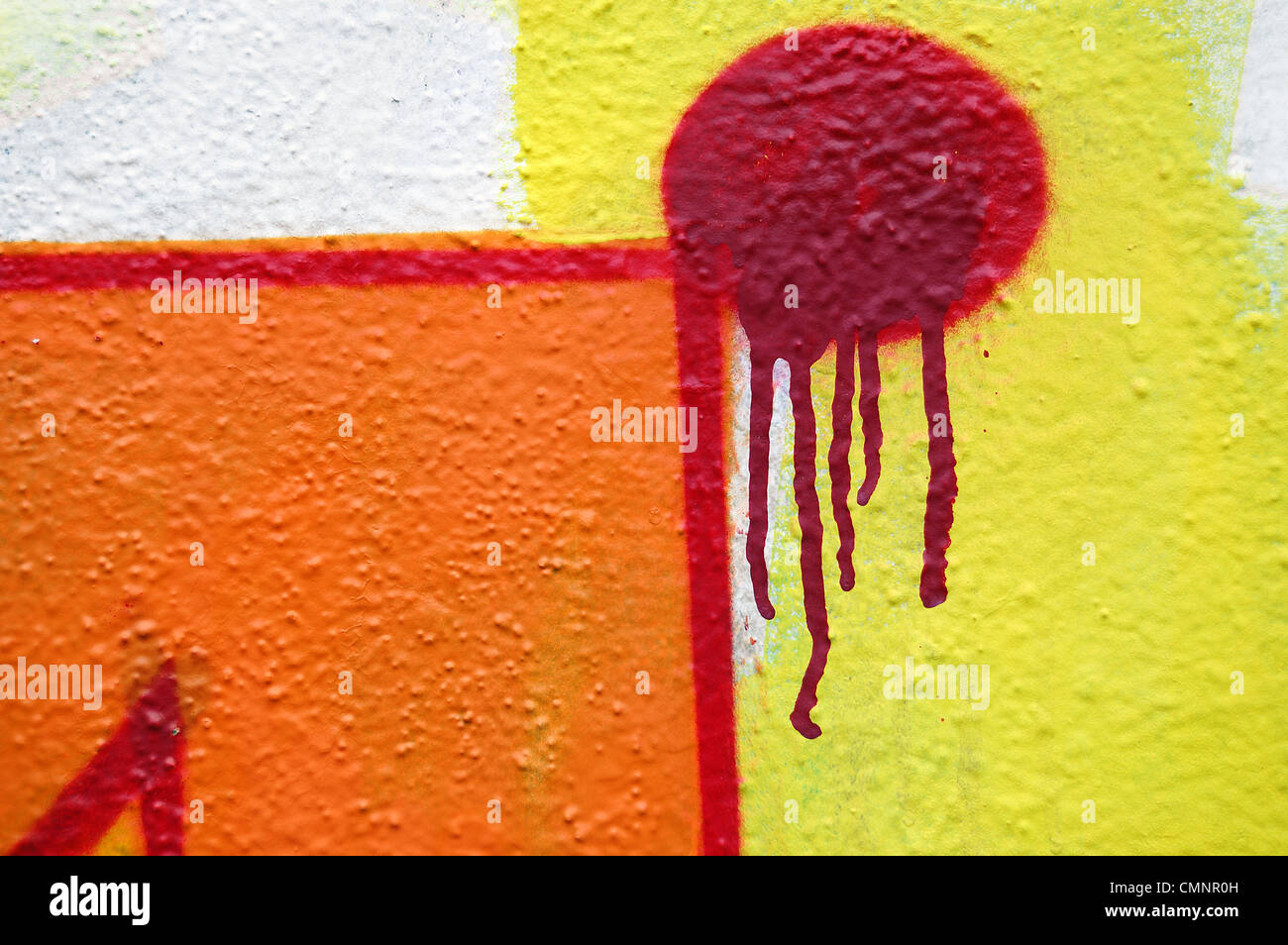 Abstract il gocciolamento graffiti dettaglio sulla parete testurizzata. Urban street art background. Foto Stock