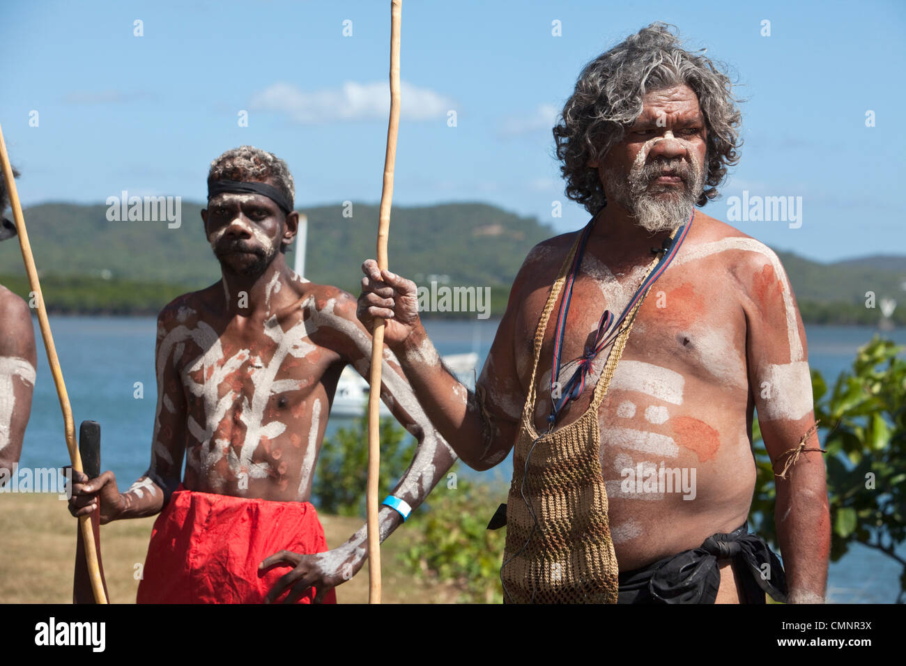 Uomini indigeni da Guugu Yimithirr tribù durante la rievocazione del Capitano Cook's Landing. Cooktown, Queensland, Australia Foto Stock