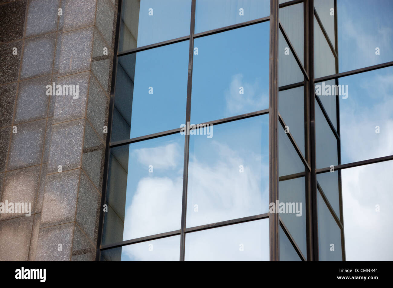 Moderno marmo e vetro facciata di edificio alto. Sfondo architettonico. Foto Stock