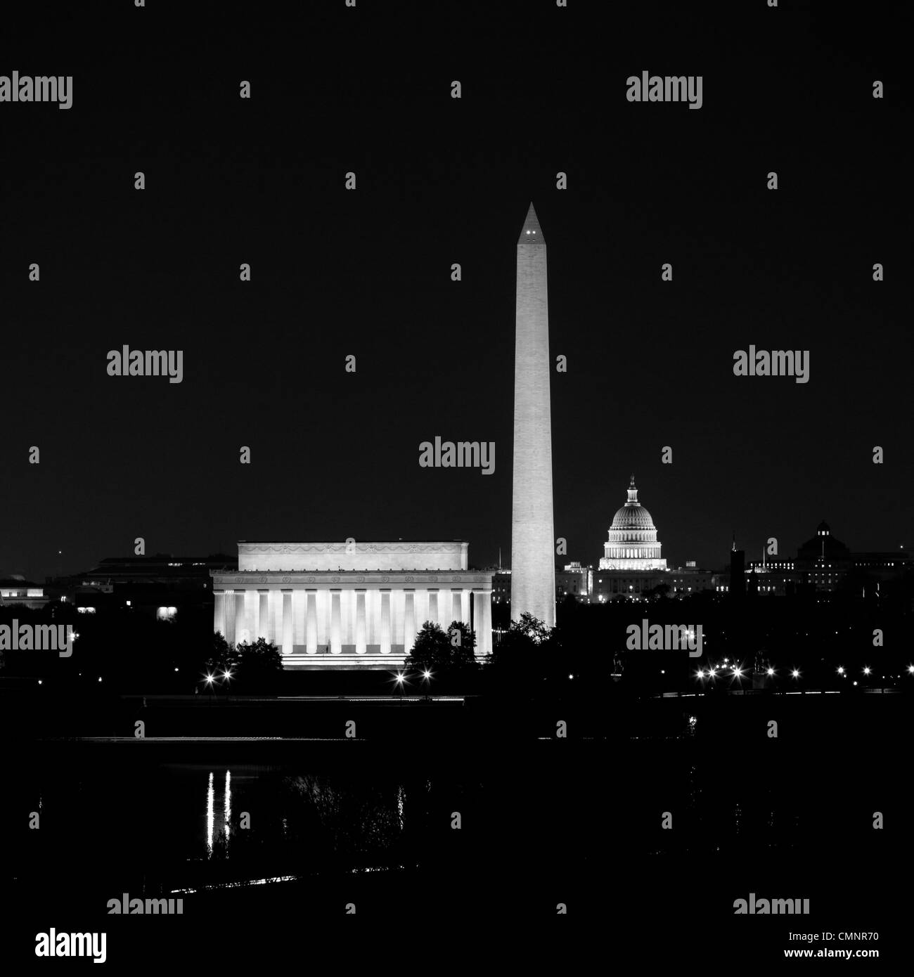 Vista di Washington DC skyline notturno con illuminato il Lincoln Memorial, il Monumento a Washington e il Campidoglio Foto Stock