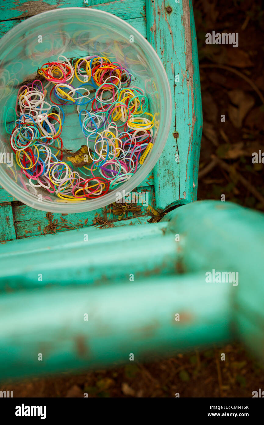 Colorato elastico fasce per capelli con sedia verde. Foto Stock