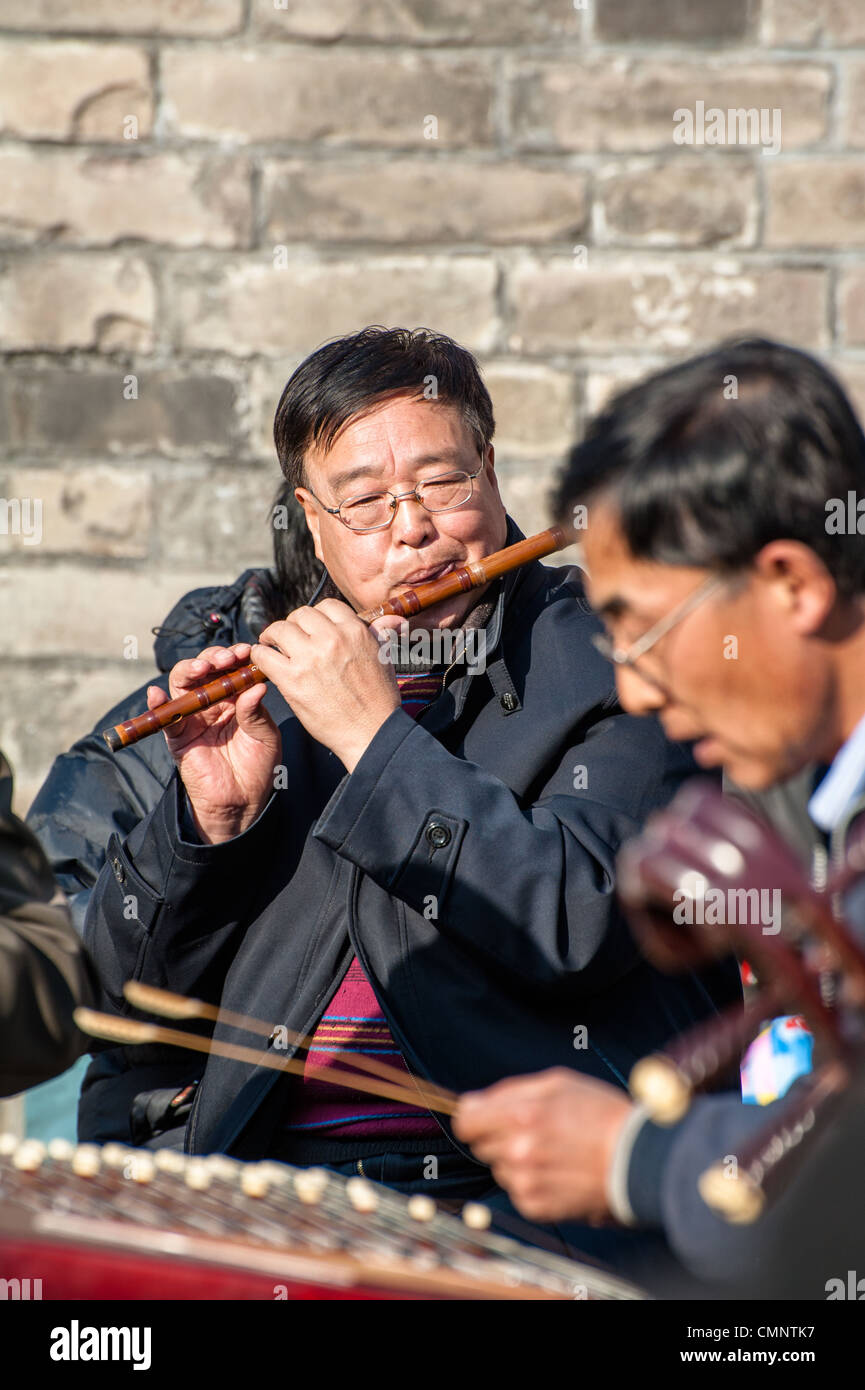 Due uomini cinesi gioco Chinese strumento di aprire il concerto di musica nel Tempio del Paradiso Foto Stock