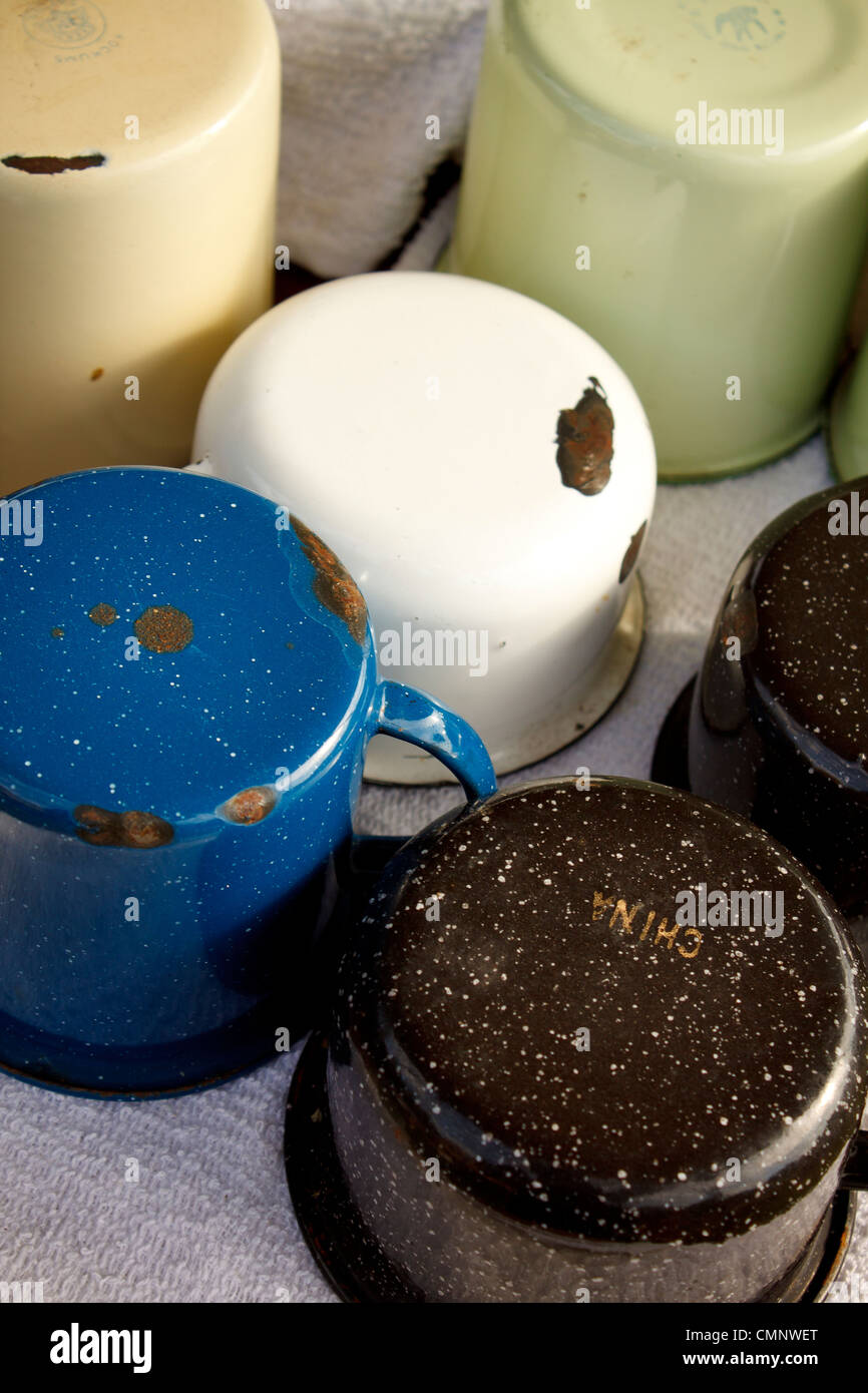 Gruppo di smalto vintage tazze capovolgere. Foto Stock