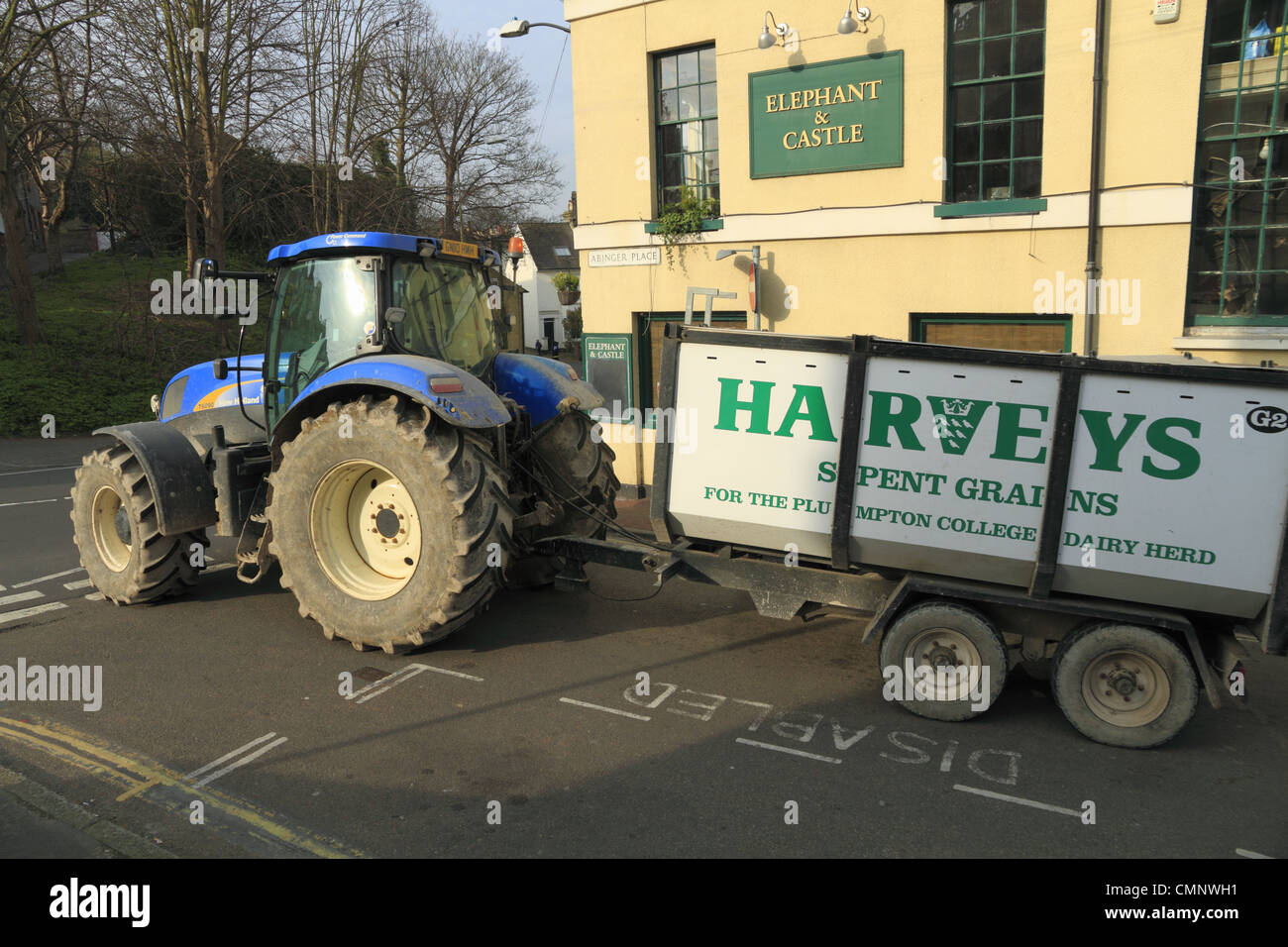 Trascorso grani di spreco dal birrificio Harveys essendo riciclata in alimentazione animale Lewes, East Sussex, Inghilterra. Foto Stock