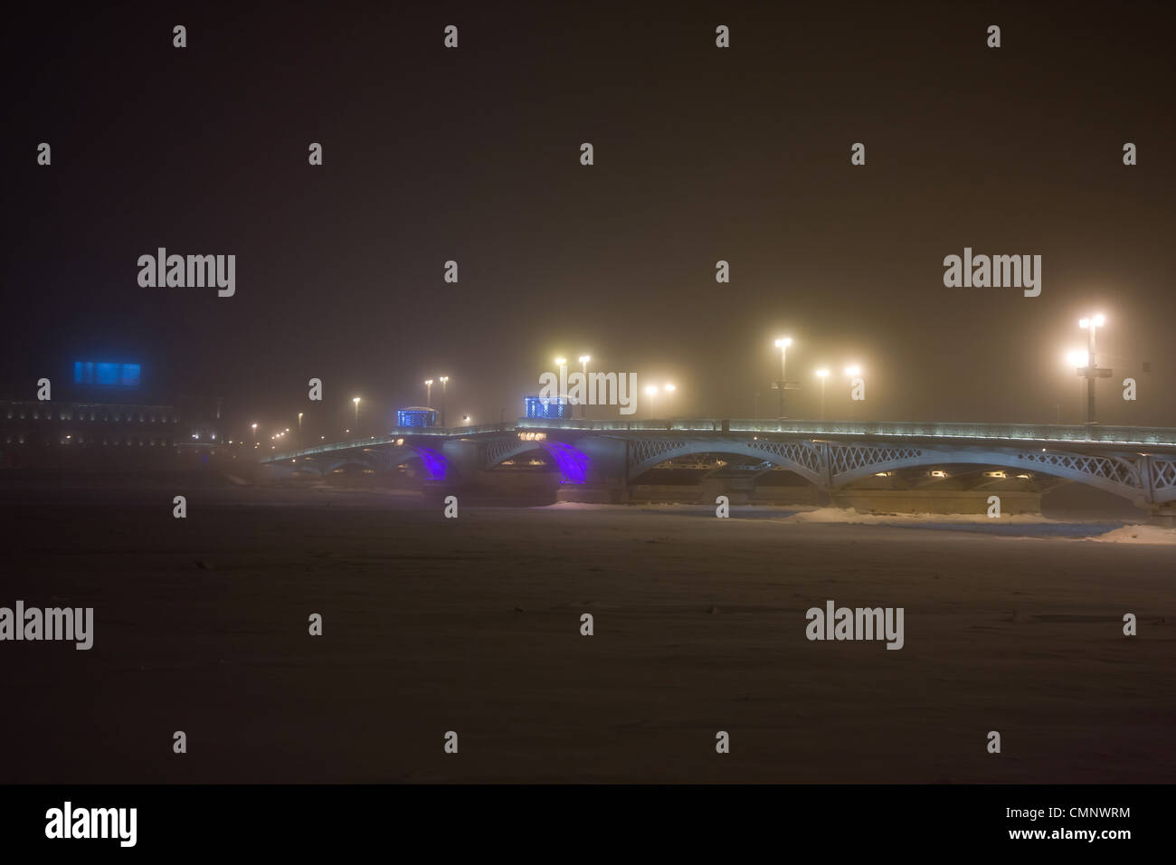 San Pietroburgo Russia,il Ponte Blagoveshchensky,Nikolaevsky Bridge, tenente Schmidt Ponte,l'inverno, la neve e il gelo nebbia Foto Stock