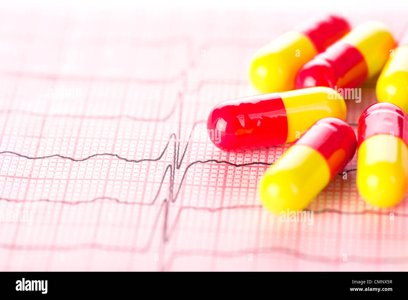Cardiologia. Macro di grafico ECG e cardio pillole. Profondità di campo Foto Stock