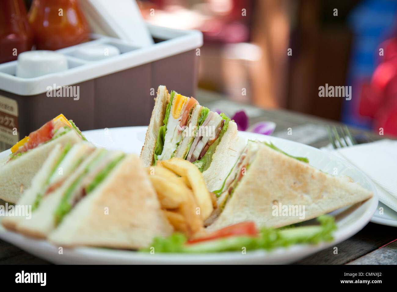 Club sandwich con caffè su uno sfondo di legno Foto Stock