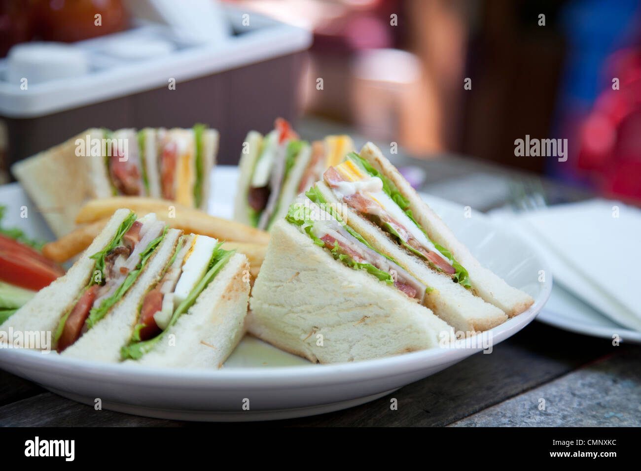 Club sandwich con caffè su uno sfondo di legno Foto Stock