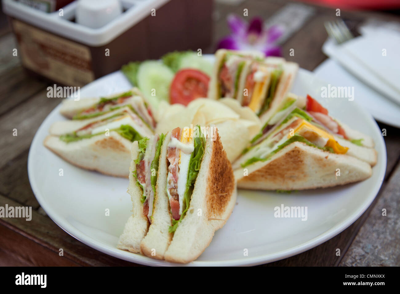 Club sandwich con caffè su uno sfondo di legno Foto Stock