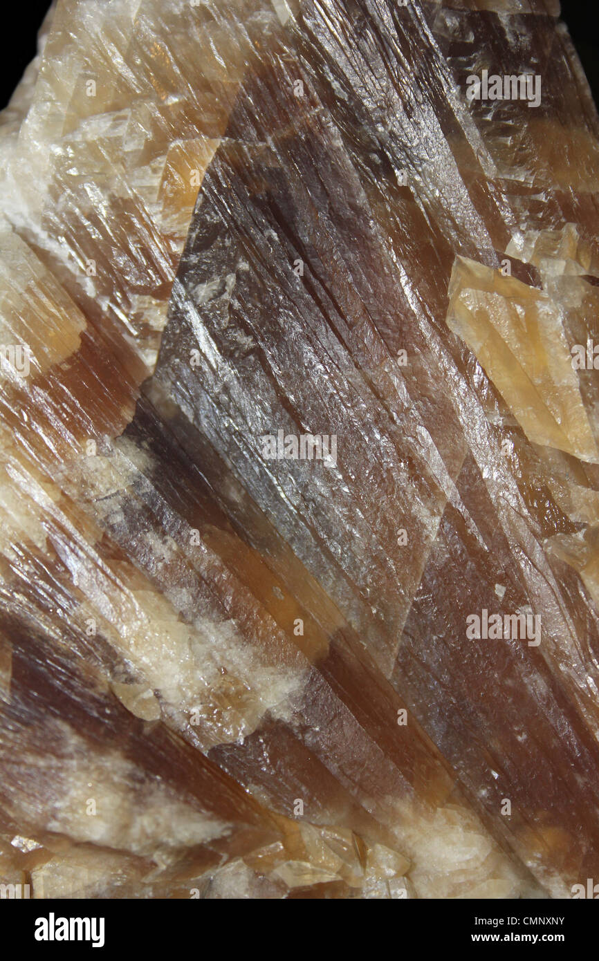 Witherite irradiata forma - un carbonato di bario minerale nel gruppo di aragonite. Foto Stock