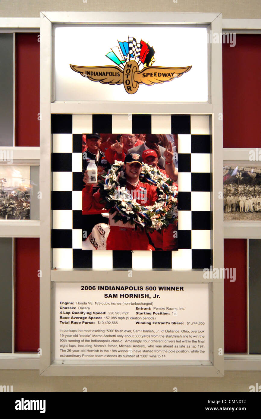 Il 2006 Indianapolis 500 vincitore, Sam Hornish Jr's photo. Altre voci sul display includere trofei, placche, racing paraphernalia Foto Stock