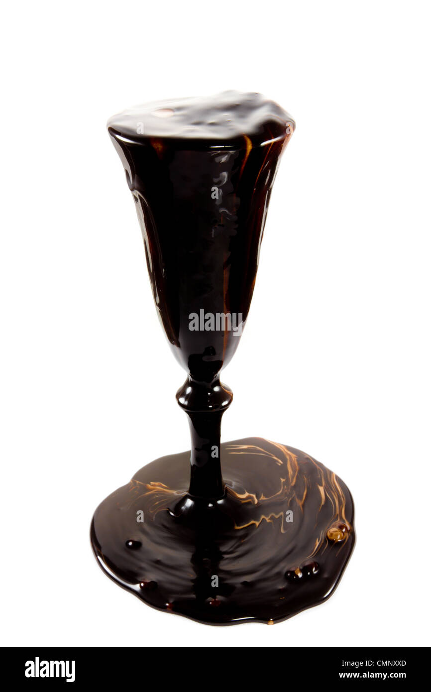 Immagine di un bicchiere da vino totalmente ricoperto di cioccolato con linee di gelato Foto Stock