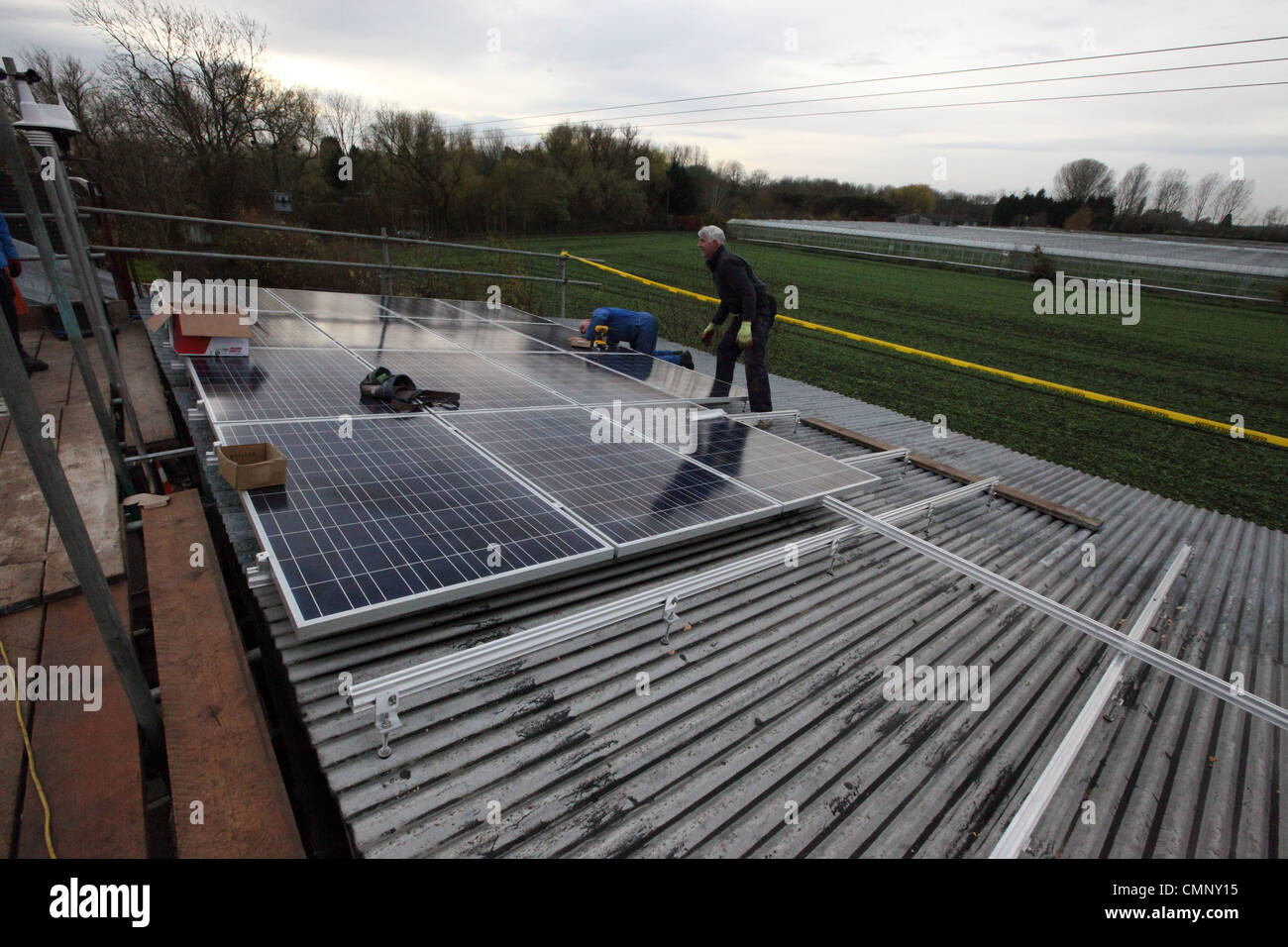 Commerciale solare schiera essendo installato in dicembre per battere il feed in tariffa cambia Foto Stock