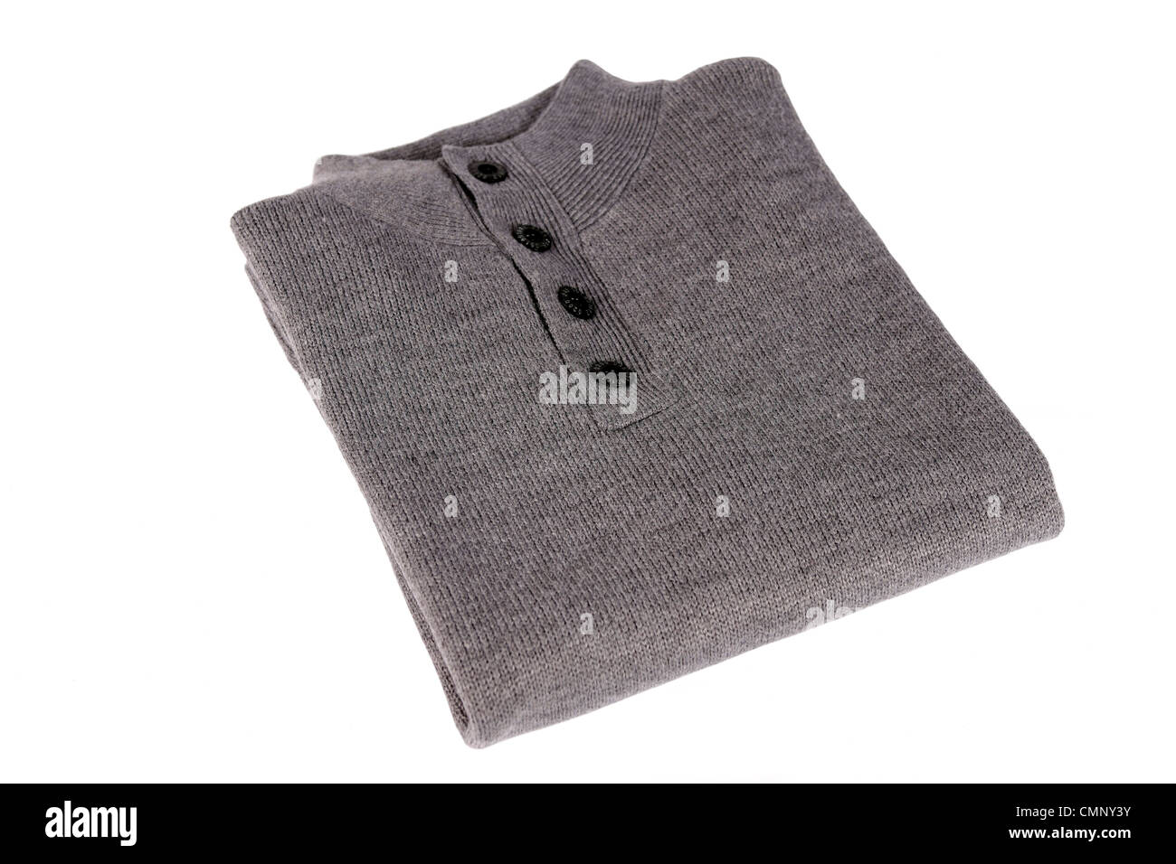 Una ripiegata sul pulsante grigio uomo superiore il maglione su sfondo bianco Foto Stock