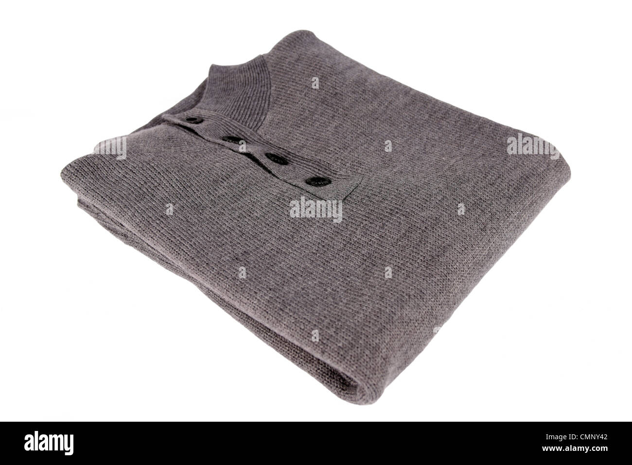 Una ripiegata sul pulsante grigio uomo superiore il maglione su sfondo bianco Foto Stock