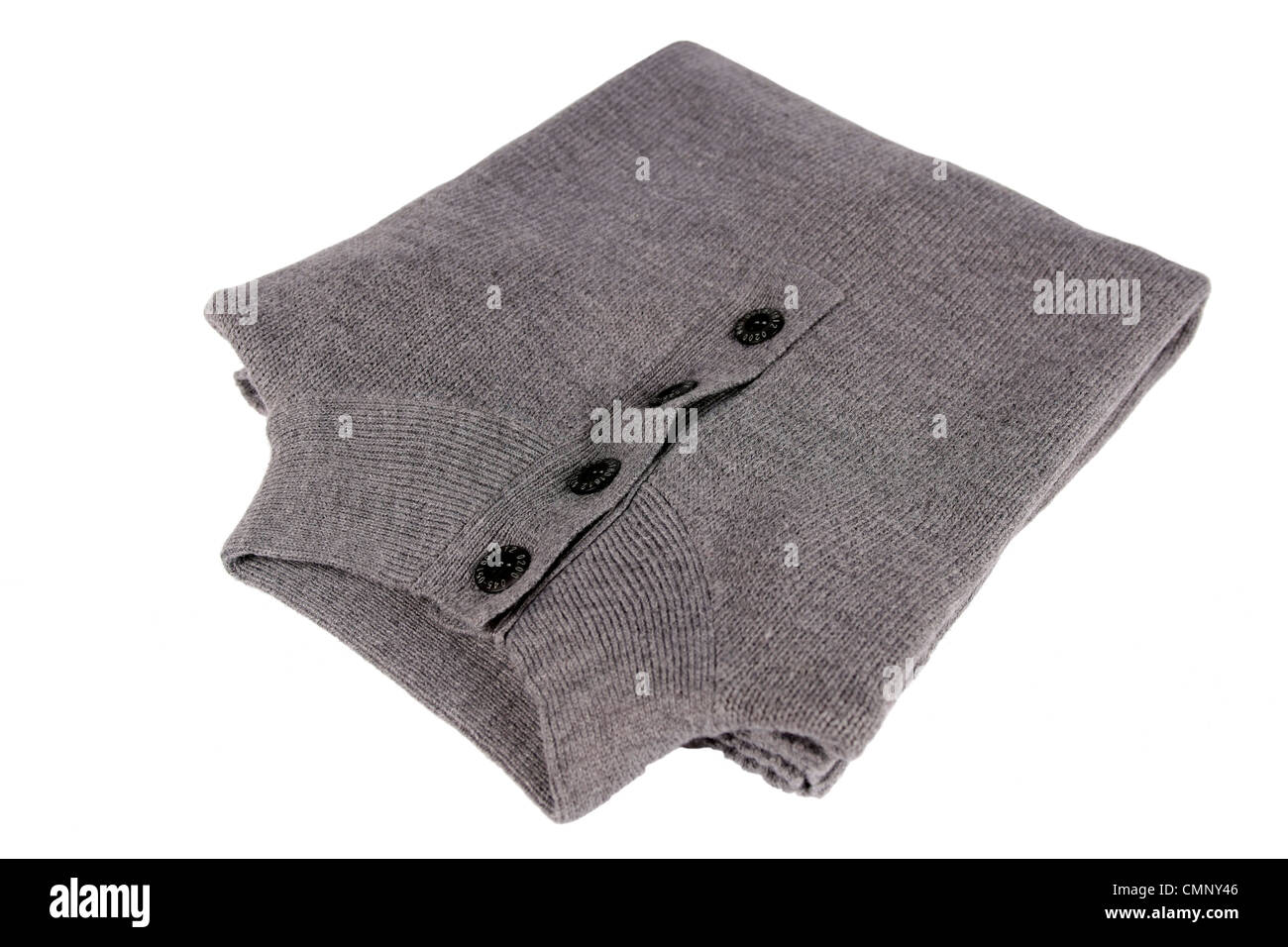 Una ripiegata sul pulsante grigio uomo superiore il maglione su sfondo bianco Foto Stock