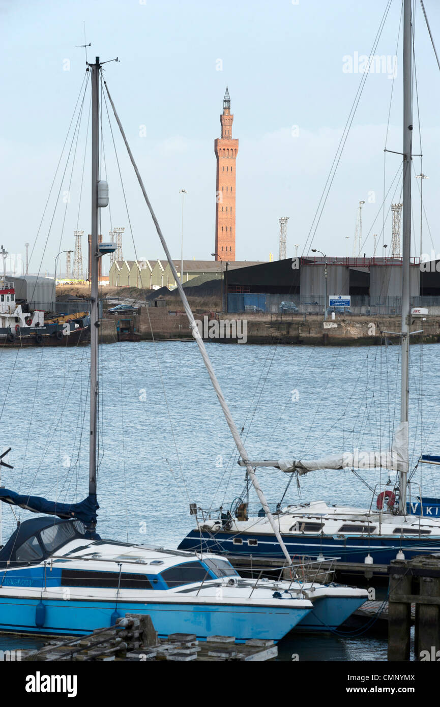 Grimsby Docks e Marina che mostra il dock torre in background. Foto Stock